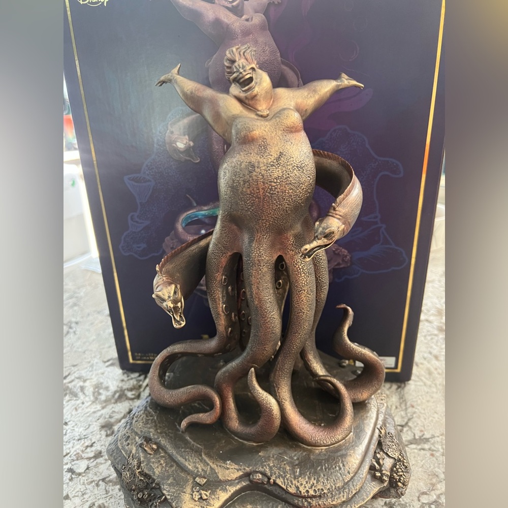 New Disney Parks The Little Mermaid Ursula light up figurine - Picture 1 of 10